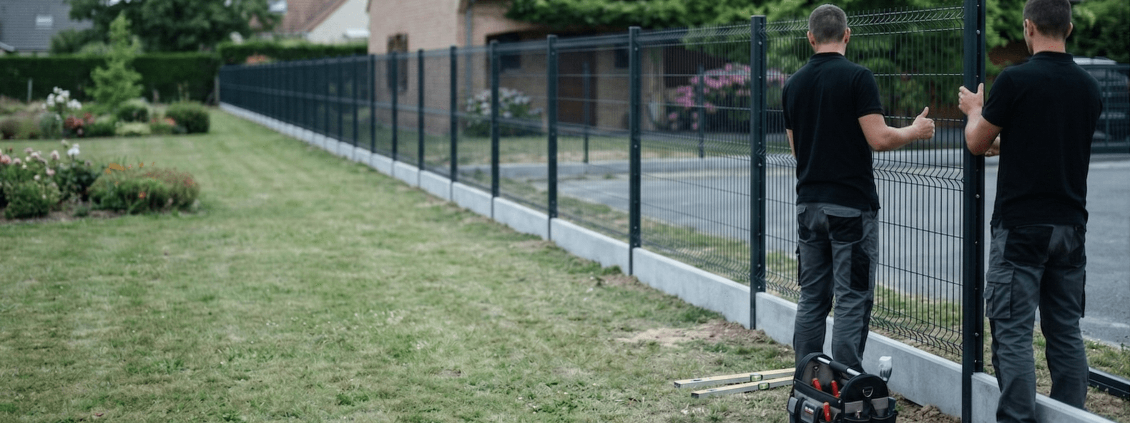 Clôture composite posée dans un jardin par Stradia